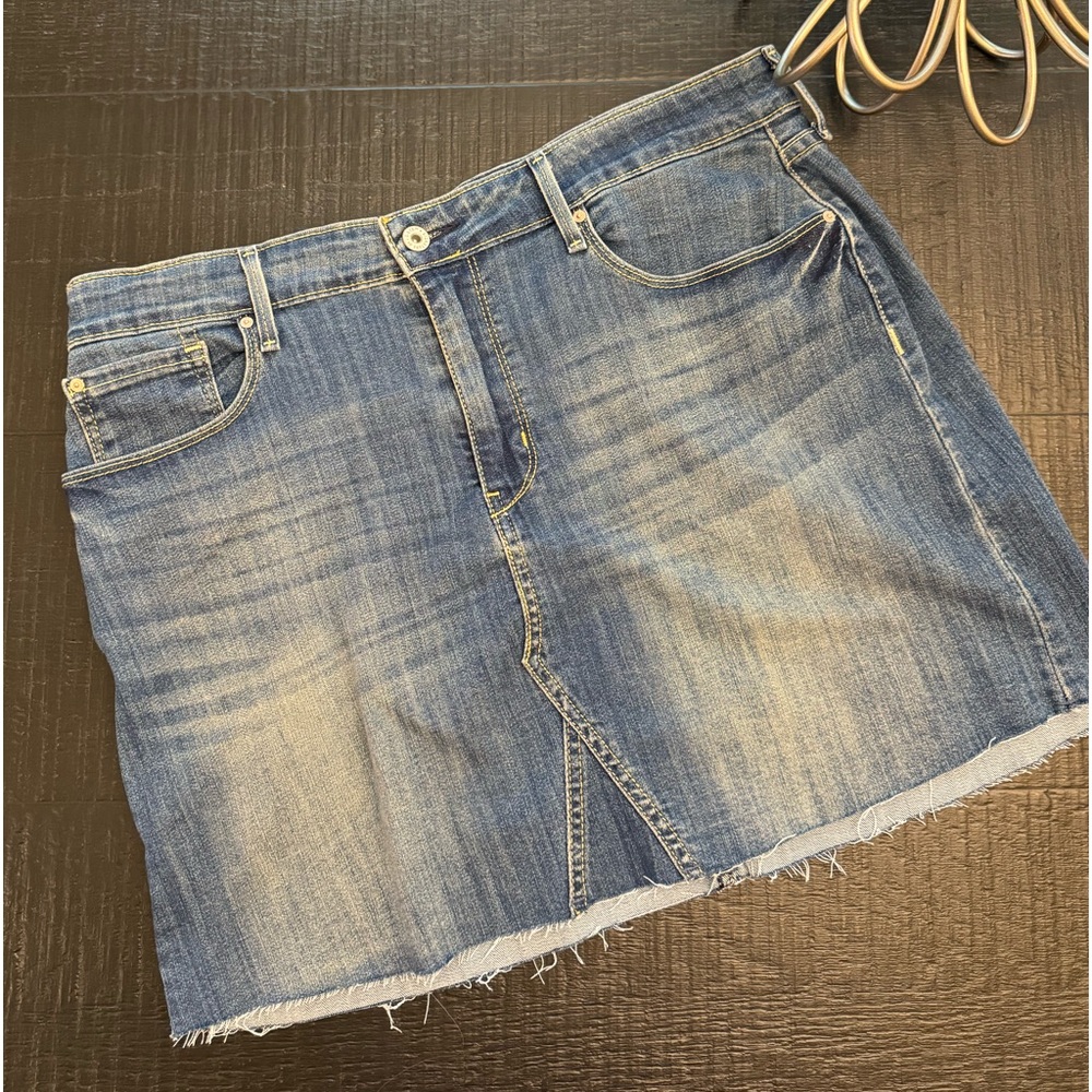 LEVI’S Signature High Rise Straight Size 14 Waist 32 NWOT